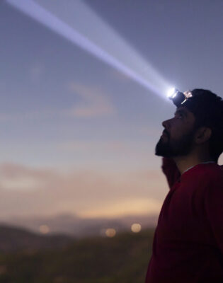 Accueil - Side view man with head lantern - Outdoor Starterkit